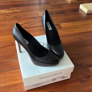 Steve Madden size 8 risqué Black Leather heels